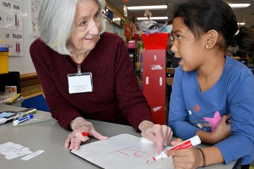 volunteer helping tutor student